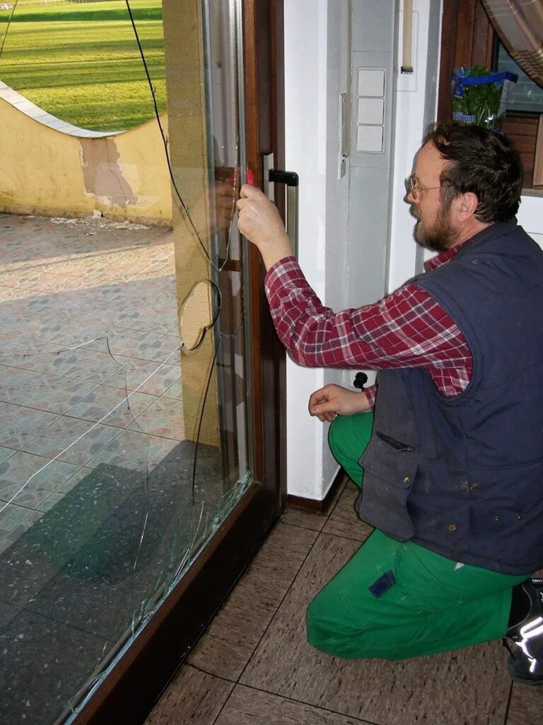 Glasscheibe zerbrochen, Reparatur wird vorbereitet.